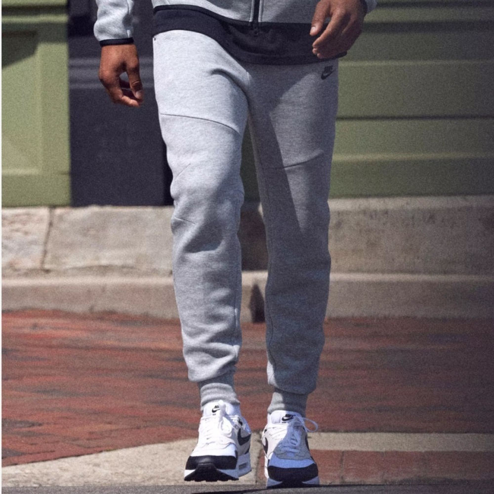 Nike Tech Joggers in Grey Large